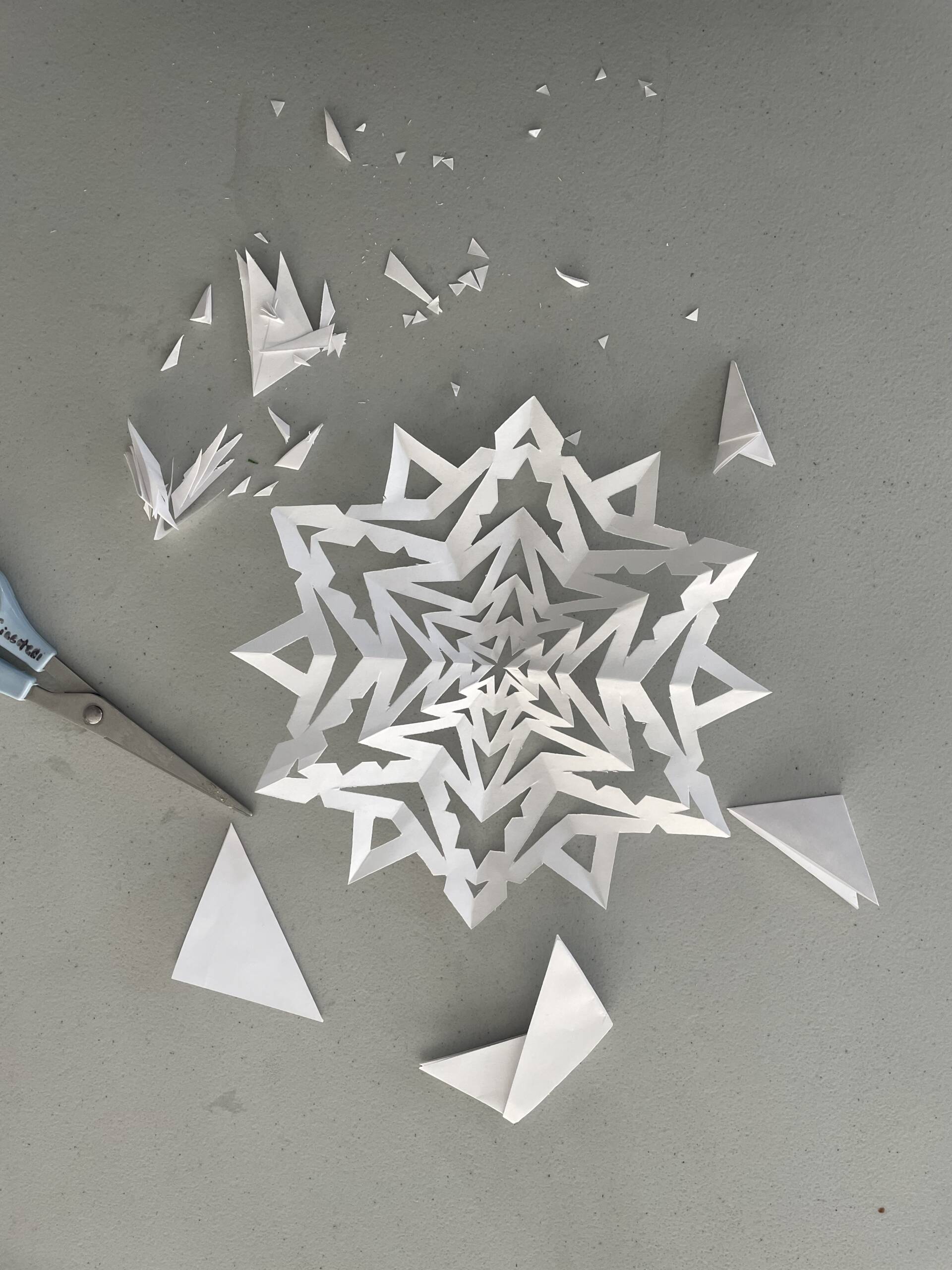 https://www.pelhamlibrary.org/wp-content/uploads/paper-snowflakes-scaled.jpg